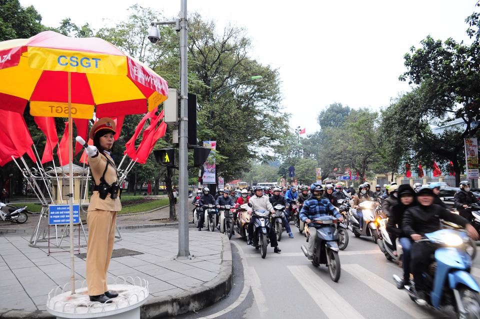 Đảm bảo ATGT trên phố Điện Biên Phủ. Ảnh: Quỳnh Anh