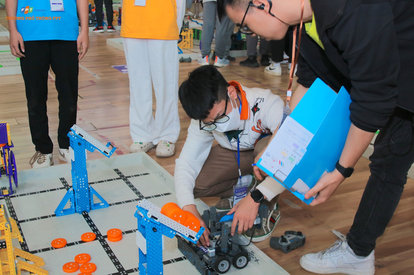 FPT Schools giành 3 suất tranh tài tại VEX Robotics World Championship 2023 ảnh 1