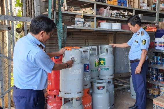 Cục Quản lý thị trường tỉnh Đắk Nông kiểm tra 1 cơ sở kinh doanh gas trên địa bàn tỉnh. Ảnh: Tổng cục QLTT