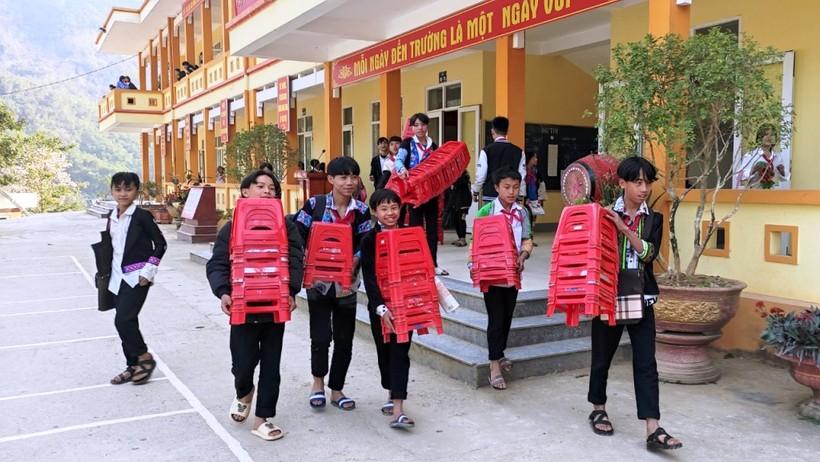 Trao hàng trăm ghế nhựa cho học sinh nghèo huyện Mường Lát ảnh 3