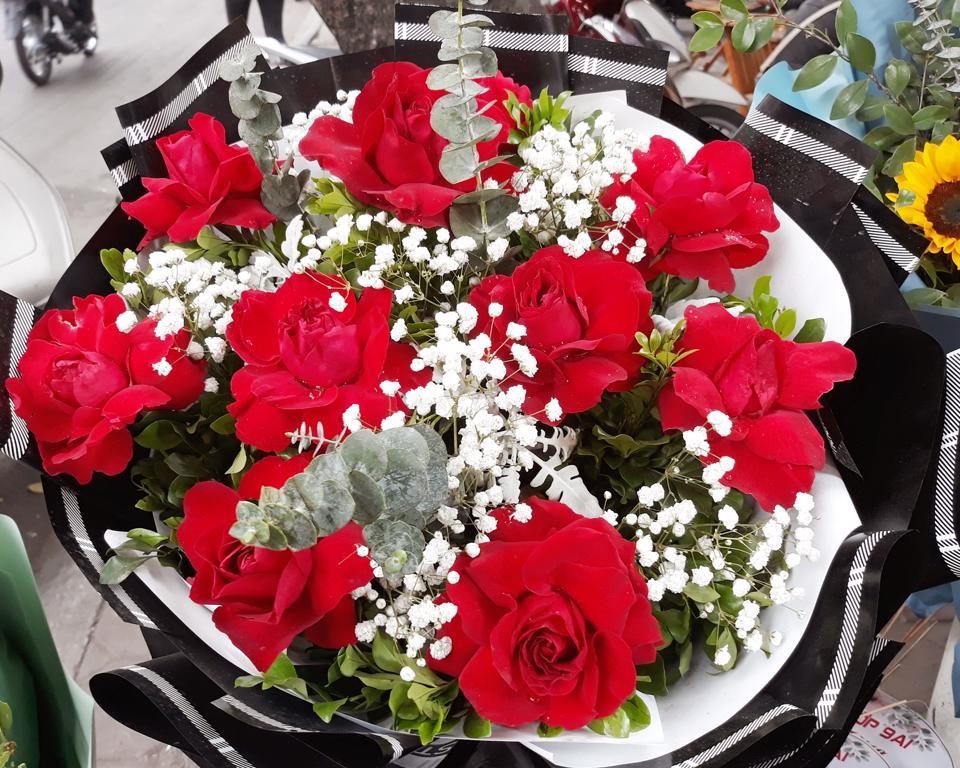 Bó hoa tươi trị giá 1,2 triệu đồng được bầy bán tại các cửa hàng kinh doanh hoa tươi trong ngày 8/3. Ảnh: Hoài Nam