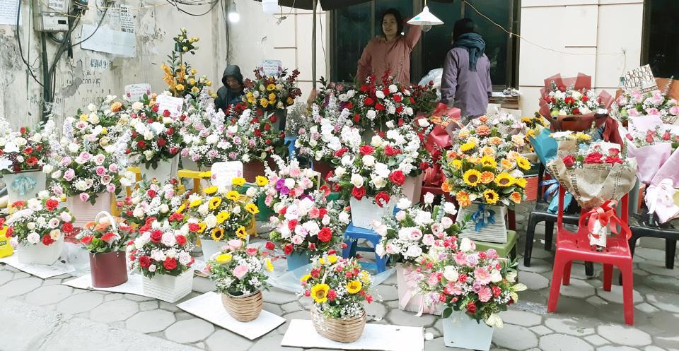 Cửa hàng hoa tươi trên phố Hồ Đắc Di vắng khách mua trong ngày 8/3. Ảnh: Hoài Nam