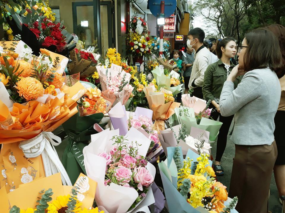 Người tiêu dùng mua hoa trong ngày 8/3 tại phố Đặng Tiến Đông (Đống Đa)