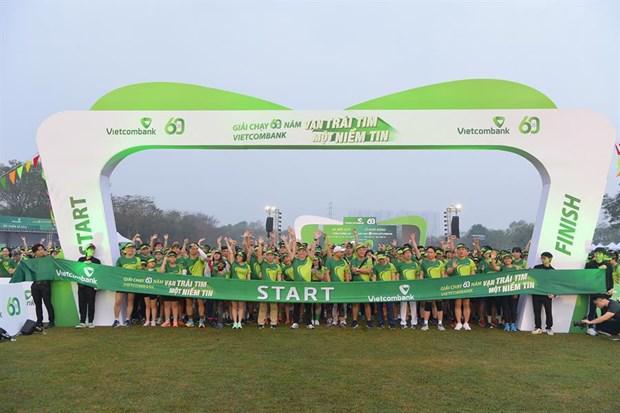 Ban lãnh đạo cùng hơn 3.000 vận động viên là cán bộ, người thân và khách hàng của Vietcombank tại điểm cầu Hà Nội khởi động và tham gia giải chạy 60 năm Vietcombank “Vạn trái tim - Một niềm tin” đóng góp cho quỹ “Vững tương lai”.