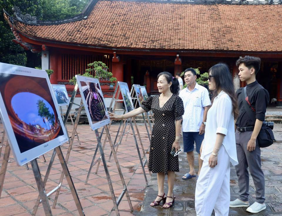 Du khách tham quan triển lãm ảnh “Hà Nội trong tôi” 2022. Ảnh: Ngọc Tú