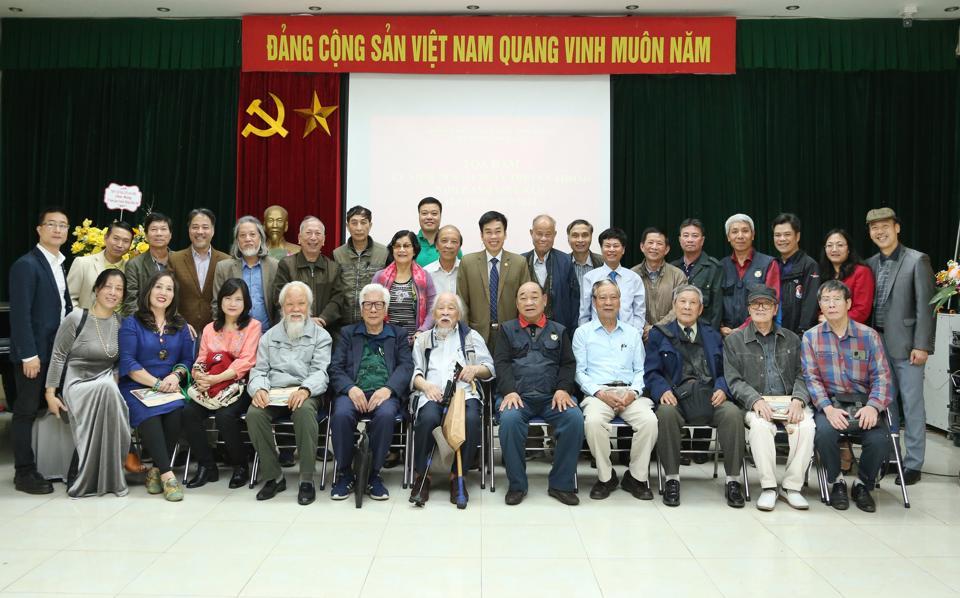 Phó Chủ tịch Thường trực Hội Nghệ sĩ Nhiếp ảnh Việt Nam Hồ Sỹ Minh và các đại biểu chụp ảnh tại buổi gặp mặt các thế hệ nghệ sĩ nhiếp ảnh nhân kỷ niệm 70 năm Ngày Truyền thống Nhiếp ảnh cách mạng Việt Nam (15/3/1953 - 15/3/2023). Ảnh: Trần Minh