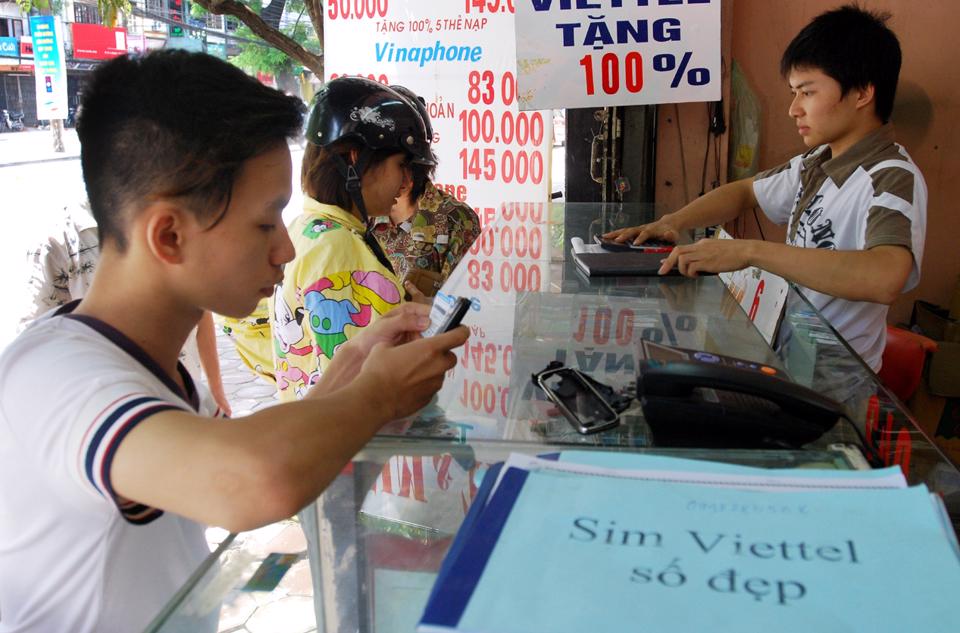 Các thuê bao di động có thông tin không đúng quy định, không trùng khớp với Cơ sở dữ liệu quốc gia về dân cư sẽ bị khóa 1 chiều và tiến tới là cắt dịch vụ sau ngày 31/3. Ảnh:Tuấn Anh