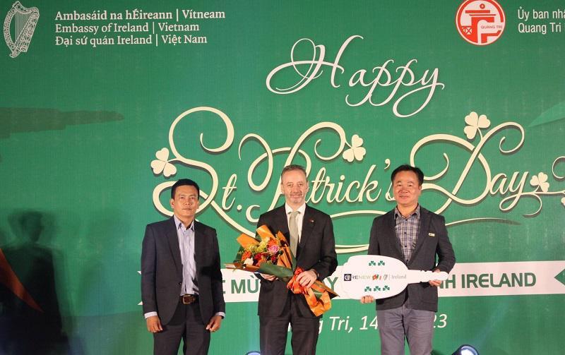 Đại sứ đặc mệnh toàn quyền Cộng hòa Ireland tại Việt Nam bàn giao xe phục hồi chức năng lưu động cho dự án RENEW.