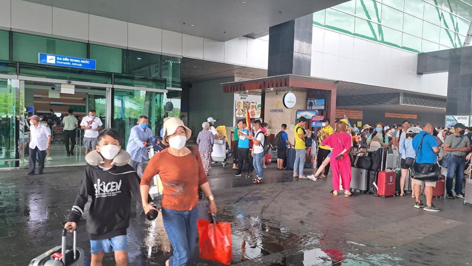 Khách du lịch quay đầu kế hoạch đi du lịch Phú Quốc vì giá vé máy bay quá cao. Ảnh Hữu Tuấn
