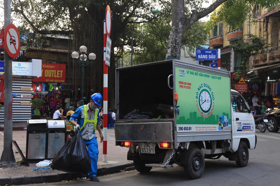 Thu gom rác thải trên phố Hàng Dầu, quận Hoàn Kiếm. Ảnh: Phạm Hùng
