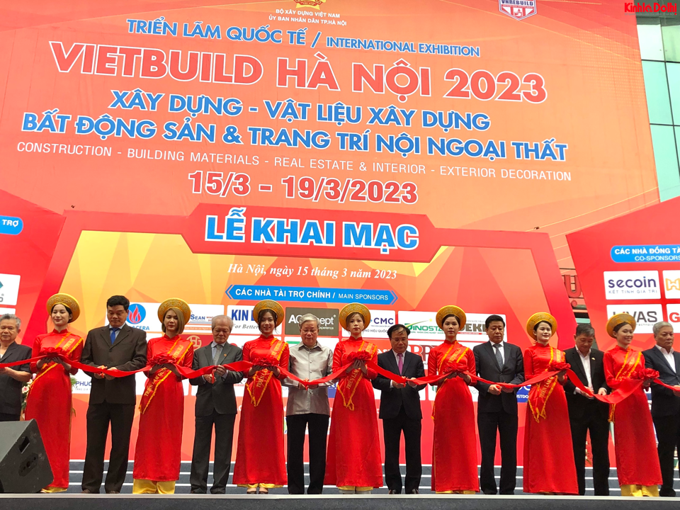 Triển lãm Quốc tế Vietbuild 2023 lần thứ 1 diễn ra từ ngày 15 - 19/3. Đây là một hoạt động thường xuyên, nhằm tạo nhịp cầu để DN và công chúng gặp gỡ đồng thời nắm bắt các chính sách của Nhà nước, Chính phủ. Sự kiện cũng giới thiệu, trưng bày các sản phẩm đa dạng và phong phú của ngành xây dựng, vật liệu xây dựng, bất động sản và trang trí nội ngoại thất.