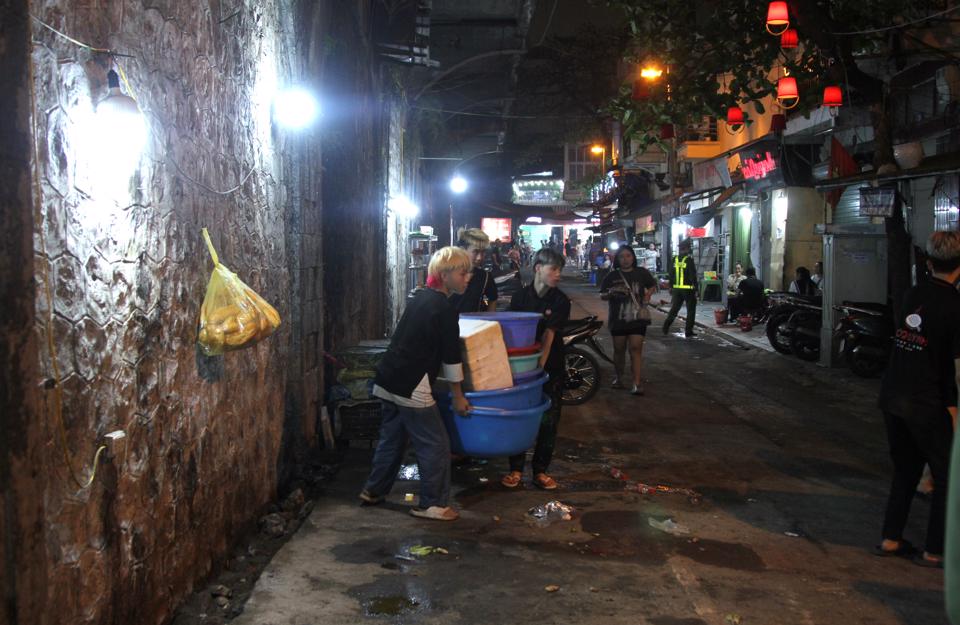 Việc lấn chiếm lòng đường làm nơi kinh doanh đã khiến phố Gầm Cầu  nhếch nhác, mất mỹ quan đô thị.