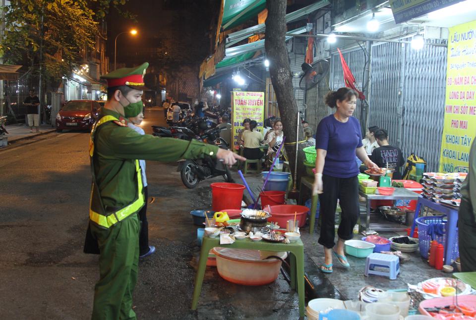 Lực lượng chức năng kiểm tra, xử lý tình trạng lấn chiếm vỉa hè làm nơi kinh doanh trên phố Nguyễn Thiệp, tuyến phố tiếp giáp với phố Gầm Cầu.