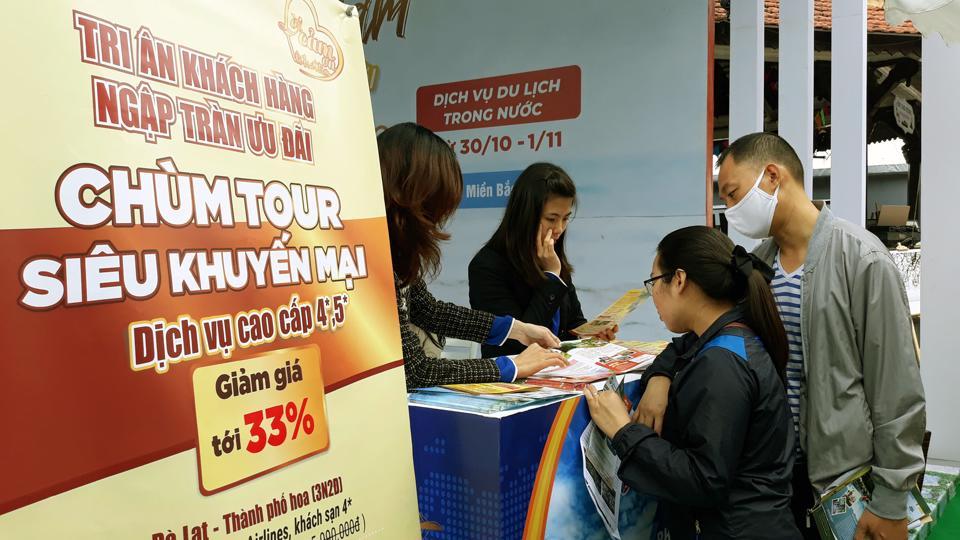 Người tiêu dùng mua tour giảm giá tại Lễ hội Du lịch Hà Nội 2022. Ảnh: Hoài Nam