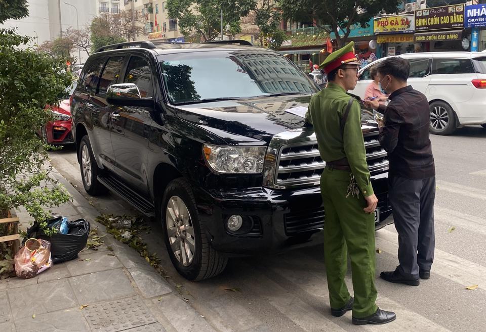 Thiếu các điểm trông giữ phương tiện khiến công tác quản lý trật tự đô thị gặp không ít khó khăn. Trong ảnh, Công an phường Dịch Vọng kiểm tra xử lý trường hợp dừng đỗ phương tiện sai quy định.