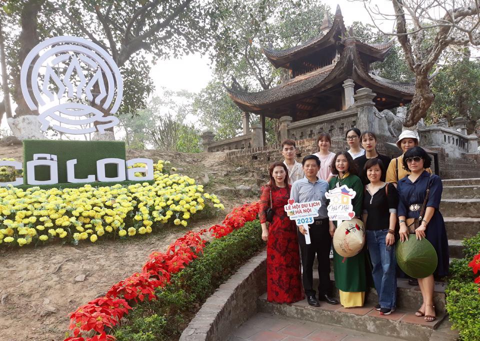 Khách du lịch tham quan khu di tích Cổ Loa (huyện Đông Anh, TP Hà Nội). Ảnh: Hoài Nam