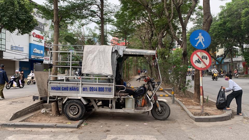 Đoạn còn lại thành nơi dừng đỗ của xe ba bánh.