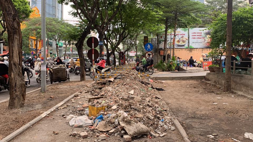 Lượng phế thải kéo dài gần chục mét.