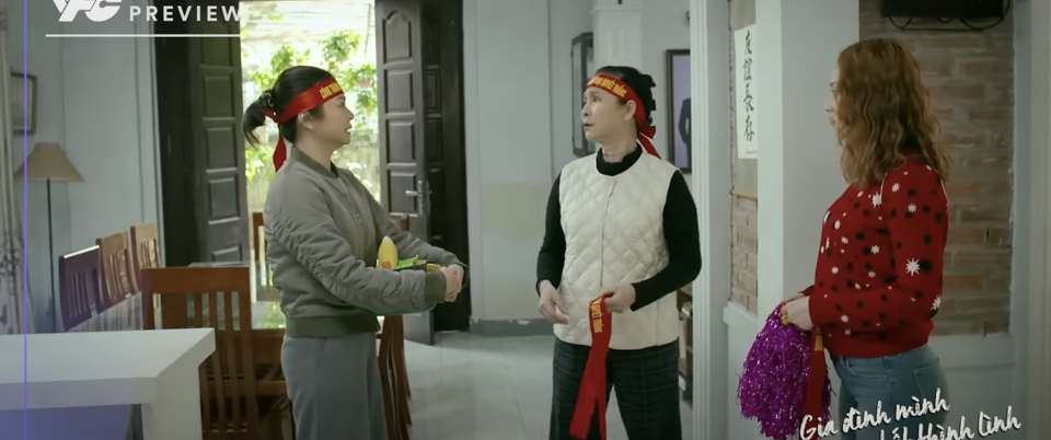 Bà Cúc và các con dâu chuẩn bị cho việc cổ vũ. Ảnh: VTV.