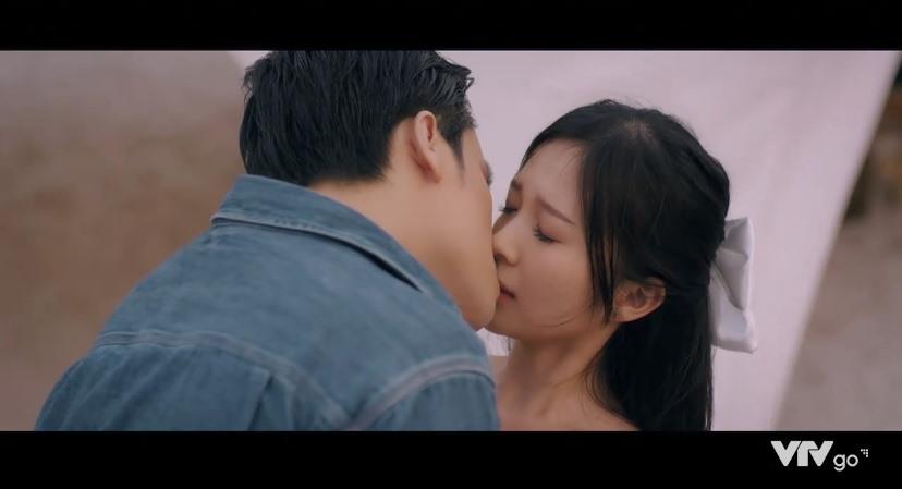 Phi chủ động tỏ tình với San. Ảnh cắt từ phim