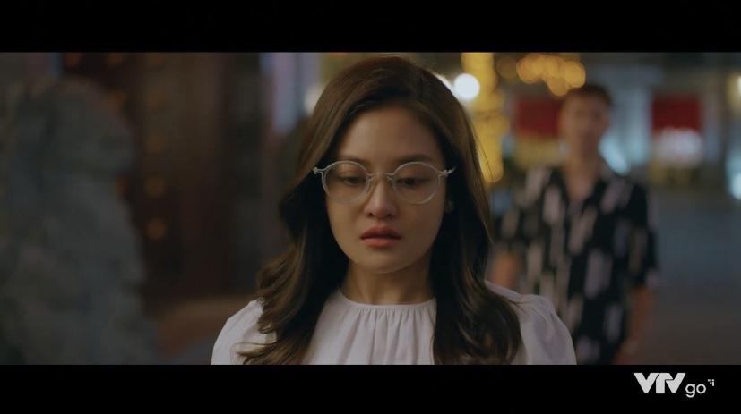 Ly ngại ngùng đến tìm Quy. Ảnh cắt từ phim