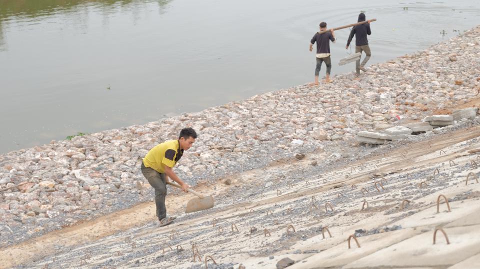 Công nhân hoàn thiện các hạng mục cuối cùng tại dự án kè Yên Phú.