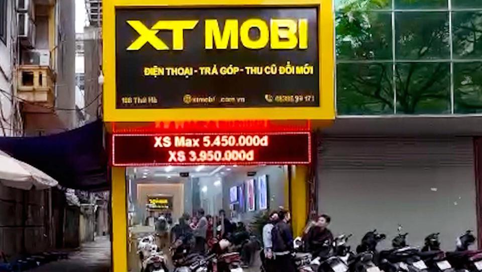 Cửa hàng XT Mobi 198 phố Thái Hà (quận Đống Đa, TP Hà Nôi) trước khi bị tố cáo bán điện thoại Iphone nhập lậu, kém chất lượng. Ảnh: Hoài Nam