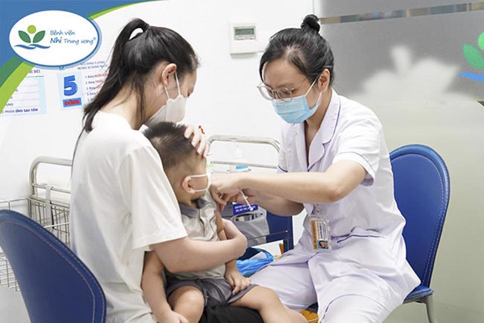 Tiêm vaccine là giải pháp đơn giản và hiệu quả nhất để phòng bệnh thủy đậu cho trẻ.