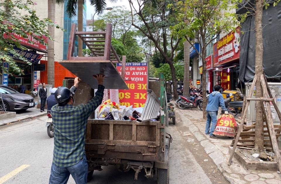 Lực lượng chức năng phường Dịch Vọng Hậu xử lý các hành vi lấn chiếm lòng đường, vỉa hè làm nơi kinh doanh.