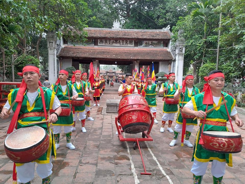 Các cụ cao niên trong làng luyện tập cho màn trống hội tại lễ hội chùa Láng năm 2023.