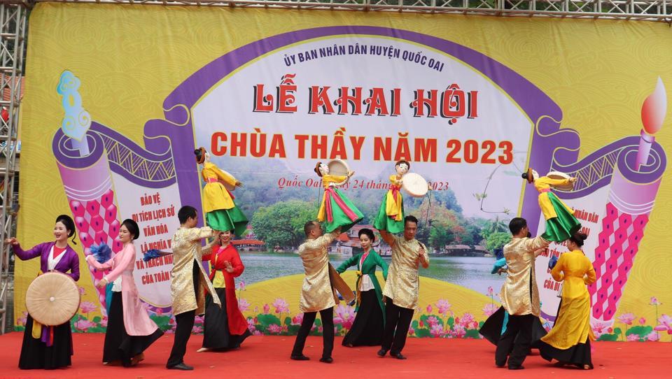 Tiết mục biểu diễn múa rối tại lễ khai hội chùa Thầy 2023.