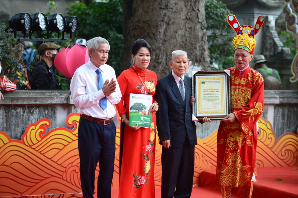 Di tích Chùa Láng đón nhận bằng công nhận 9 cây muỗm và 3 cây nhãn là cây di sản Việt Nam.