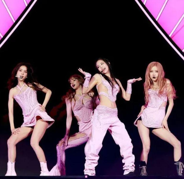 BLACKPINK, nhóm nhạc nữ có doanh thu cao nhất lịch sử ảnh 1