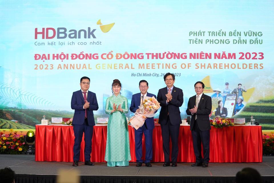 Đại diện lãnh đạo Hội đồng quản trị tặng hoa cho Tổng Giám đốc HDBank tại đại hội.