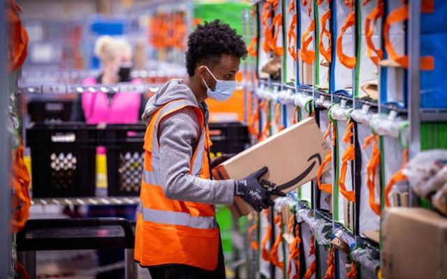 Nhân viên làm việc tại một kho hàng của Amazon. (Ảnh: Getty Images)