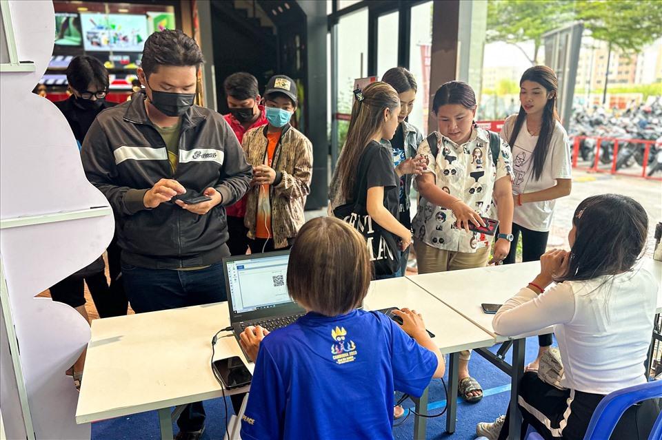 Khó khăn tìm vé xem bóng đá tại Campuchia. Ảnh: Thanh Vũ