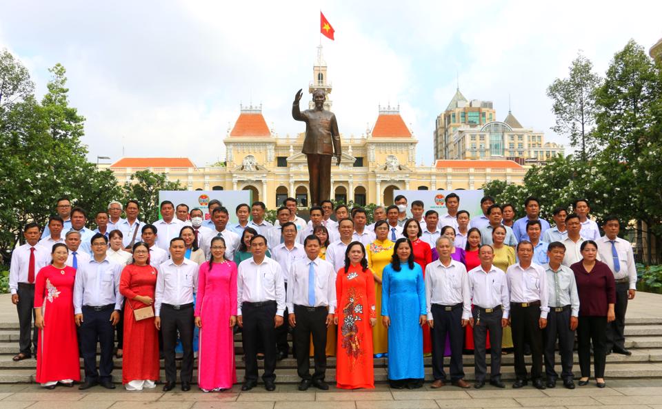 Đại biểu chụp ảnh lưu niệm sau khi thực hiện nghi thức dâng hoa tại Tượng đài Chủ tịch Hồ Chí Minh.  