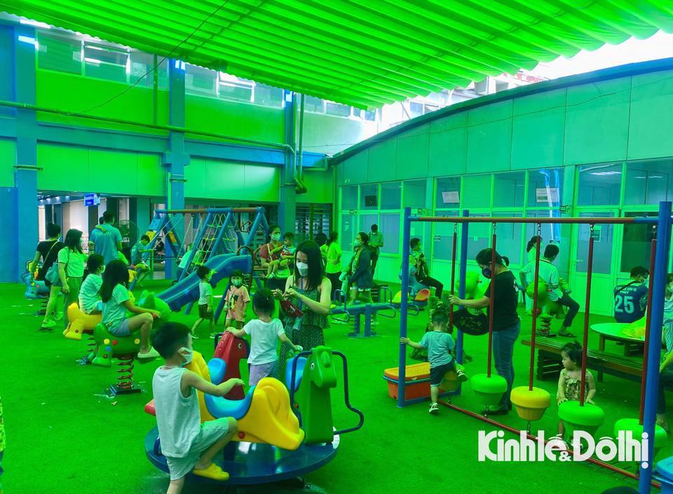 Tại phía trong khu vực của Bệnh viện Nhi T.Ư, nơi vui chơi cho trẻ em là lựa chọn cho các gia đình nghỉ ngơi buổi trưa. Ảnh: Duy Minh
