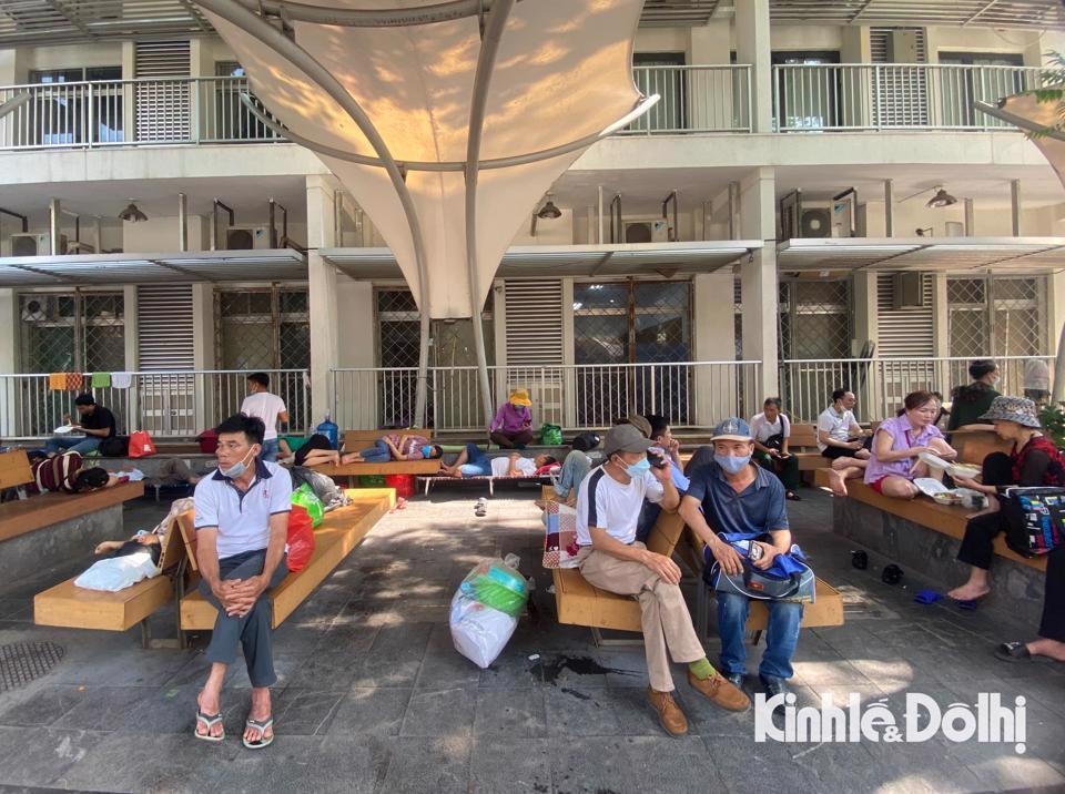 Bệnh viện Bạch Mai bố trí thêm ghế ngồi để giảm bớt vất vả cho bệnh nhân và và người nhà.Ảnh: Duy Minh