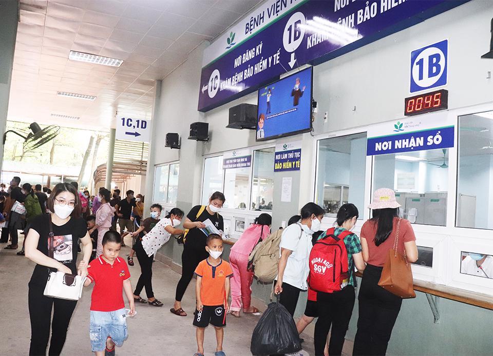 Bệnh viện Nhi T.Ư chủ động triển khai nhiều giải pháp để giúp giảm nhiệt cho bệnh nhi, giảm thời gian chờ đợi cho các gia đình bệnh nhi. Ảnh: Thanh Bình.