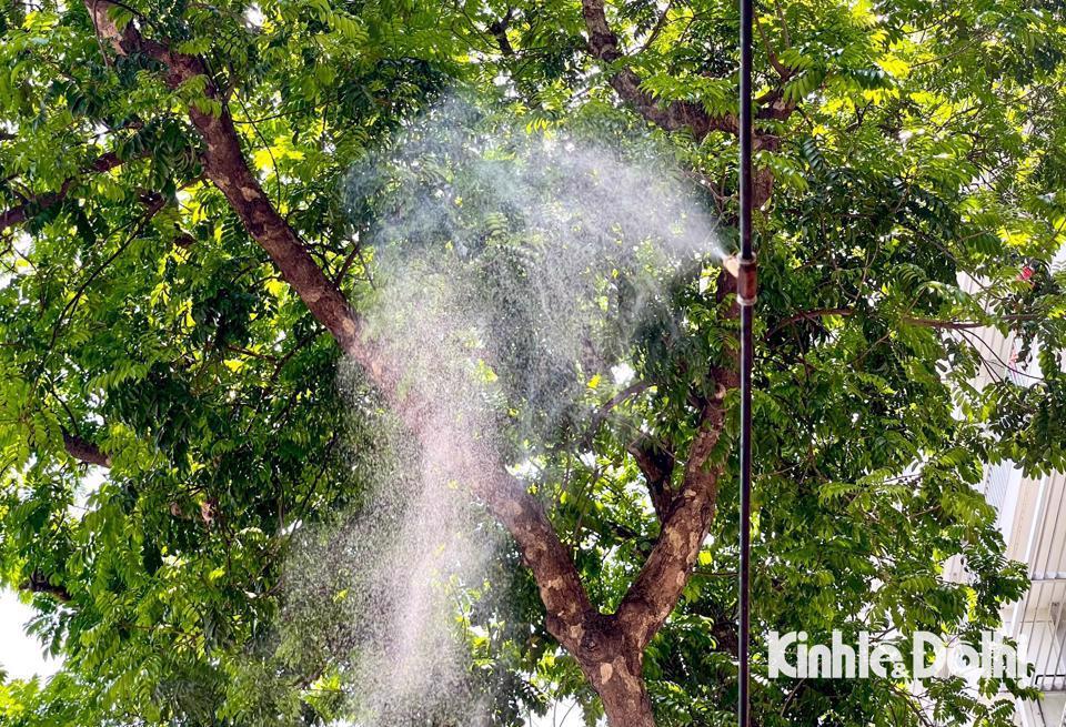 Bệnh viện Bạch Mai cũng đã thiết kế hệ thống phun sương nhằm giảm bớt oi nóng cho người nhà bệnh nhân nằm nghỉ phía ngoài. Ảnh: Duy Minh