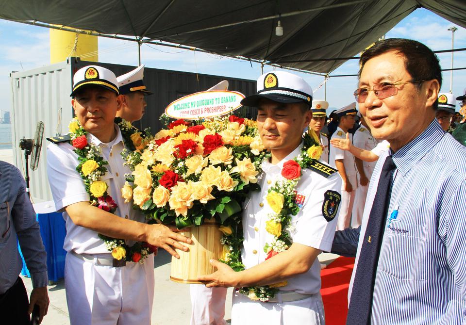 Tham dự lễ đón có đại diện lãnh đạo Sở Ngoại vụ, Bộ Tư lệnh Vùng 3 Hải quân, Bộ Chỉ huy Bộ đội Biên phòng TP Đà Nẵng, Bộ Chỉ huy Quân sự TP, Ban Chỉ huy Biên phòng Cửa khẩu Cảng Đà Nẵng, Phòng Đối ngoại – Bộ Tư lệnh Quân khu 5, đại diện Cục Đối ngoại Bộ Quốc phòng, cùng với đại diện Đại sứ quán Trung Quốc tại Việt Nam và Tổng Lãnh sự quán Trung Quốc tại Đà Nẵng.