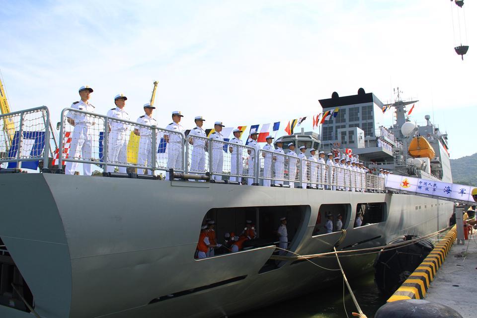 Tàu gồm có 476 sỹ quan, thủy thủ và học viên Học viện Tàu thuyền Đại Liên, Hải quân Trung Quốc.