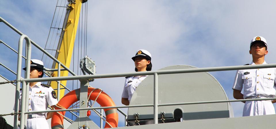 Trên tàu có nhiều sỹ quan, thủy thủ nữ.