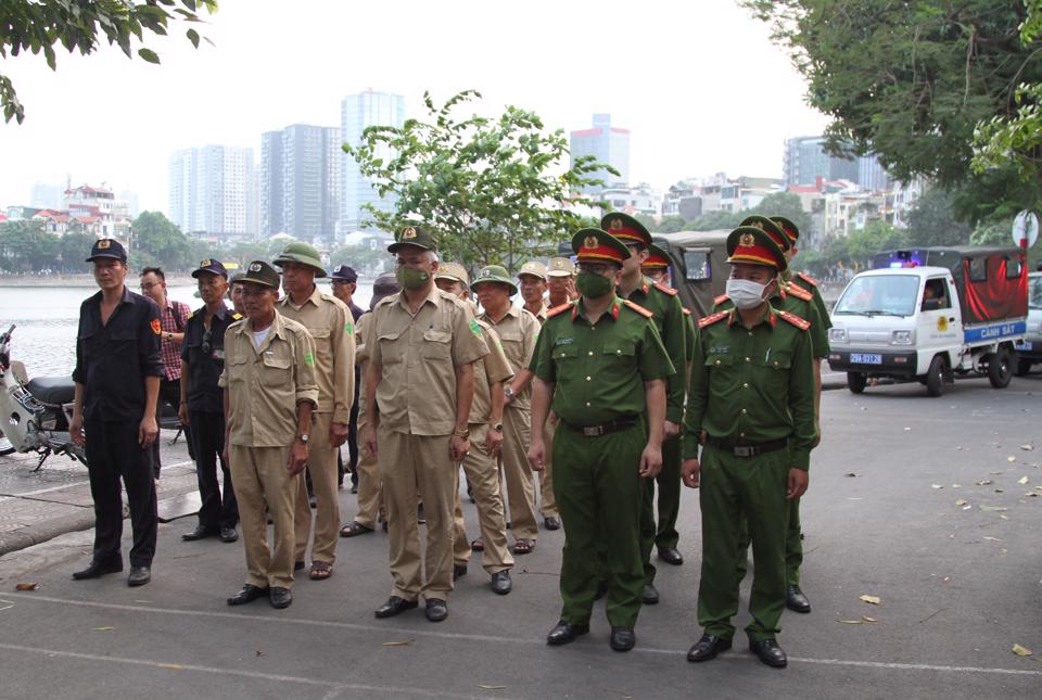 Liên phường Thành Công, Ô Chợ Dừa, Trung Liệt tổ chức ra quân xử lý vi phạm trật tự đô thị quanh hồ Hoàng Cầu.