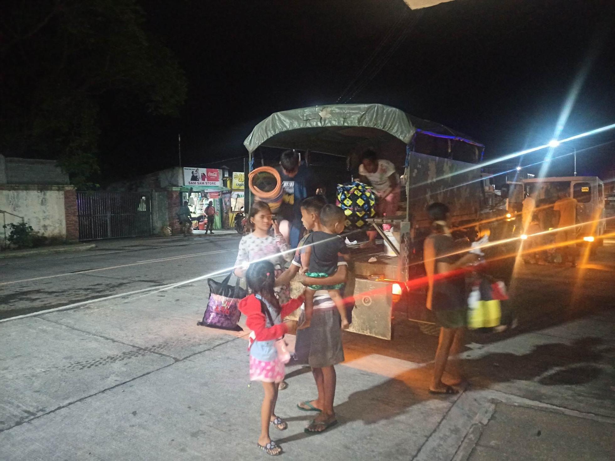 Người dân Philippines đi tránh bão Mawar. Ảnh: Twitter