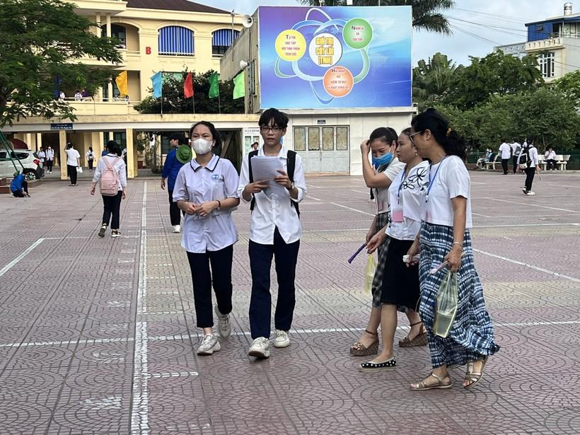 Trời nắng nóng trong ngày đầu thi vào 10 tại Hải Phòng  ảnh 3