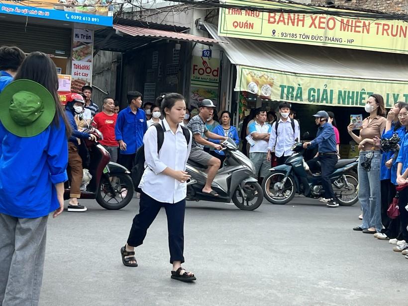 Trời nắng nóng trong ngày đầu thi vào 10 tại Hải Phòng  ảnh 1