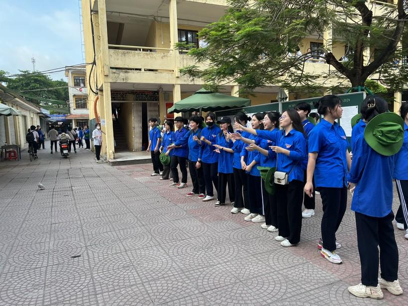 Trời nắng nóng trong ngày đầu thi vào 10 tại Hải Phòng  ảnh 2