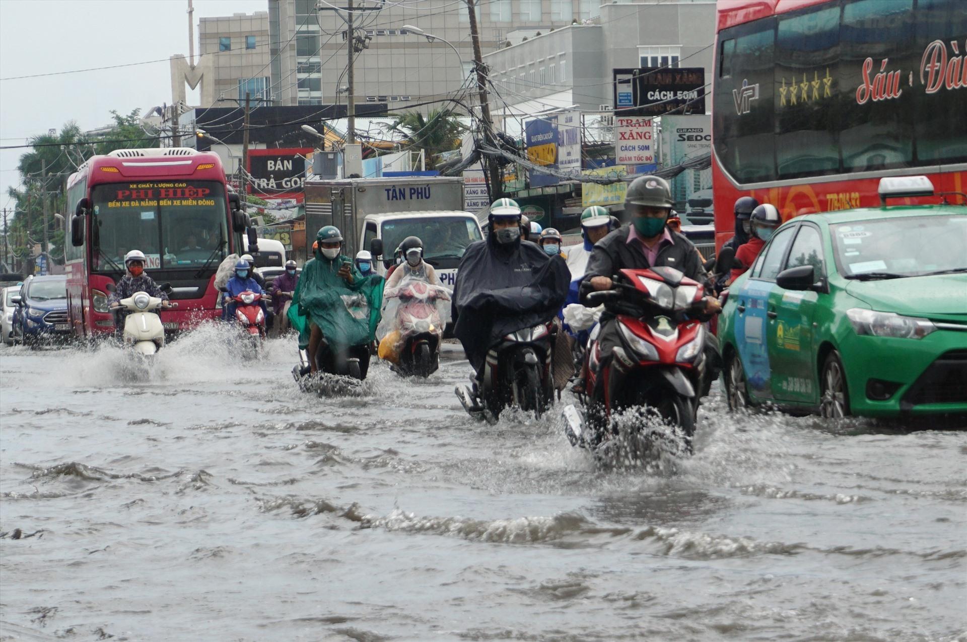 Mưa lớn tại Nam Bộ sẽ còn kéo dài tới khi nào?